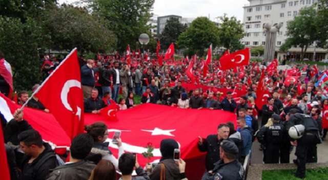 Türkischer Politiker: “Hebt eure Ersparnisse von deutschen Banken ab!”